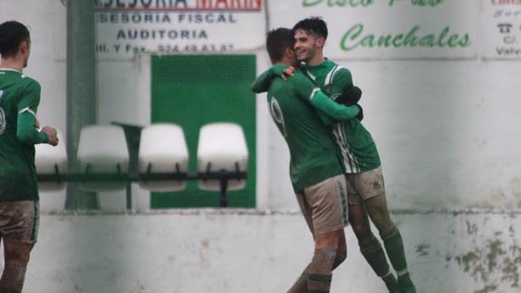 Alberto celebra uno de sus dos goles