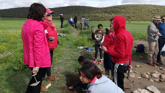 Alumnos adolescentes y de la Universidad de Mayores conversando en la excavación de “El Rebellao”