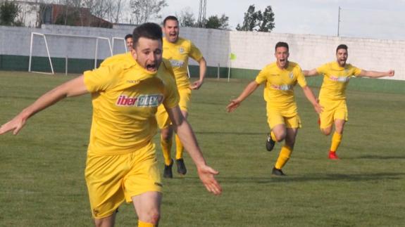 Los valverdeños corren a celebrar el gol de la victoria de Alex