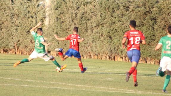 Roberto, en su intento por despejar, marca el primer gol en propia puerta