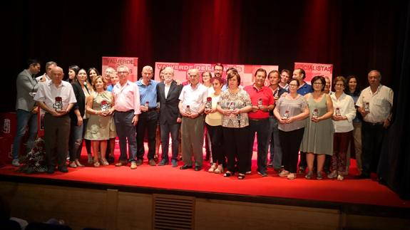Foto de familia de todos los homenajeados en el acto