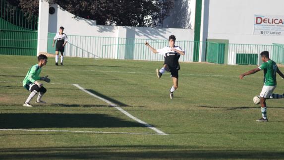 Cuarto y definitivo gol del Racing Valverdeño, obra de Toni