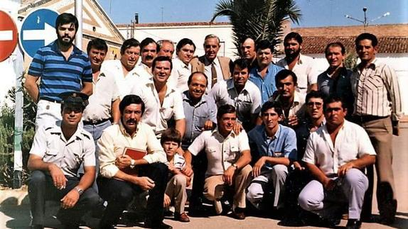 Luis de Carlos posando con algunos miembros de la Peña Madridista