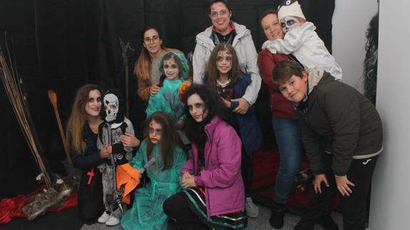 Pequeños y mayores disfrutando del pasaje del terror