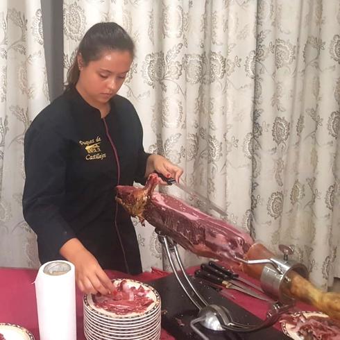 Marta en pleno corte de jamón