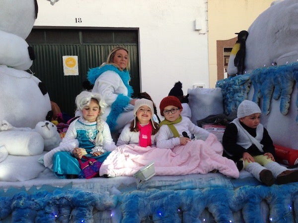 Las madres no quieren perderse el espectáculo y acompañan a sus hijos desde el inicio hasta el final