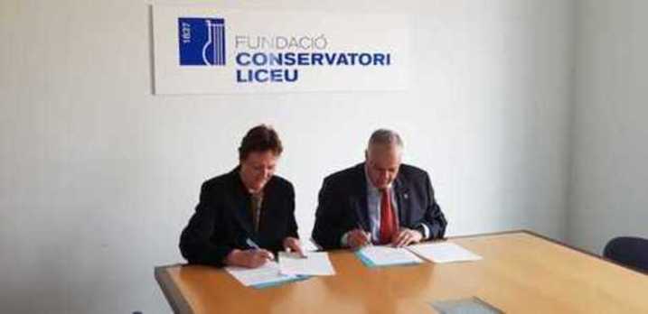 Momento de la firma del convenio. 