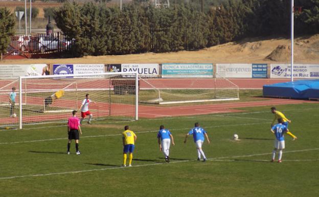 Rubén Fuentes se dispone al lanzamiento del penalti que significaba el 1-0 para el Villafranca. 