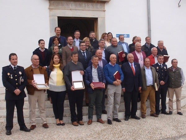 Foto de grupo con todos los empleados municipales jubilados a las puertas del Ayuntamiento. 