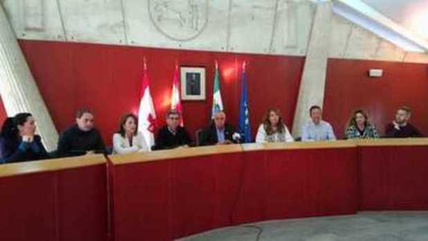 Equipo de gobierno municipal actual integrado, de izquierda a derecha, por Pilar Carrillo, Lorenzo Mateos, Concha Ramírez, Joaquín Rodriguez, Ramón Ropero, Águeda Antúnez, Benito Durán, Leticia Araya y Alfonso Solís. Todos, salvo Pilar y Leticia, repiten en la candidatura.. 