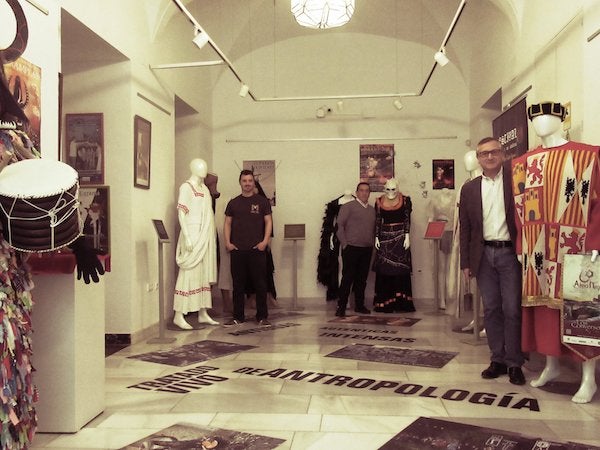 El director del Museo, Miguel Ángel García Domínguez, en primer plano, posa junto a una de las figuras de una sala de exposiciones. 