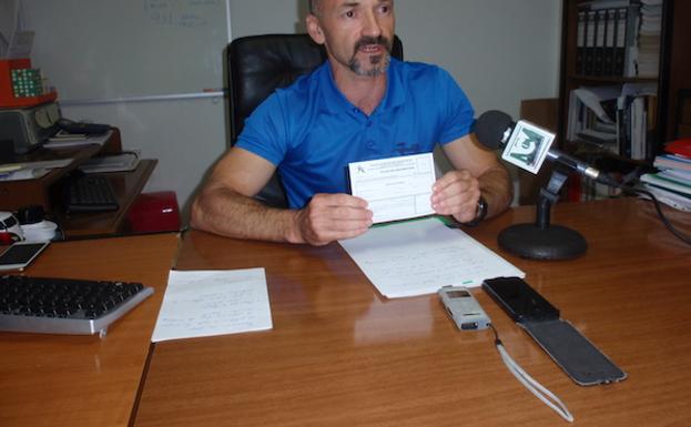 Rafa Ortiz muestra una ficha de la que deberán utilizar los interesados. 