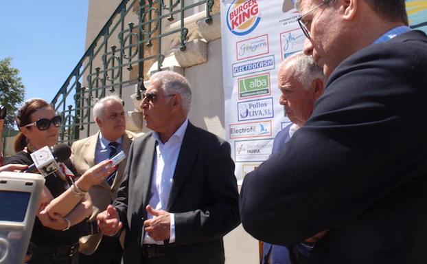 El Secretario General de Educación de la Junta de Extremadura, Rafael Rodríguez de la Cruz, hablando ante los medios, en presencia de Ramón Ropero y Jaime Torralba. 