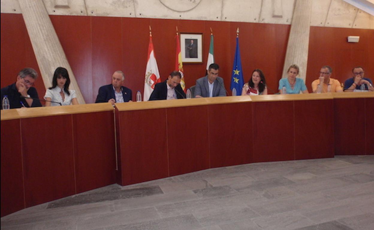 El pleno debate entre cruce de acusaciones el régimen retributivo del alcalde y otros miembros de gobierno con dedicación exclusiva