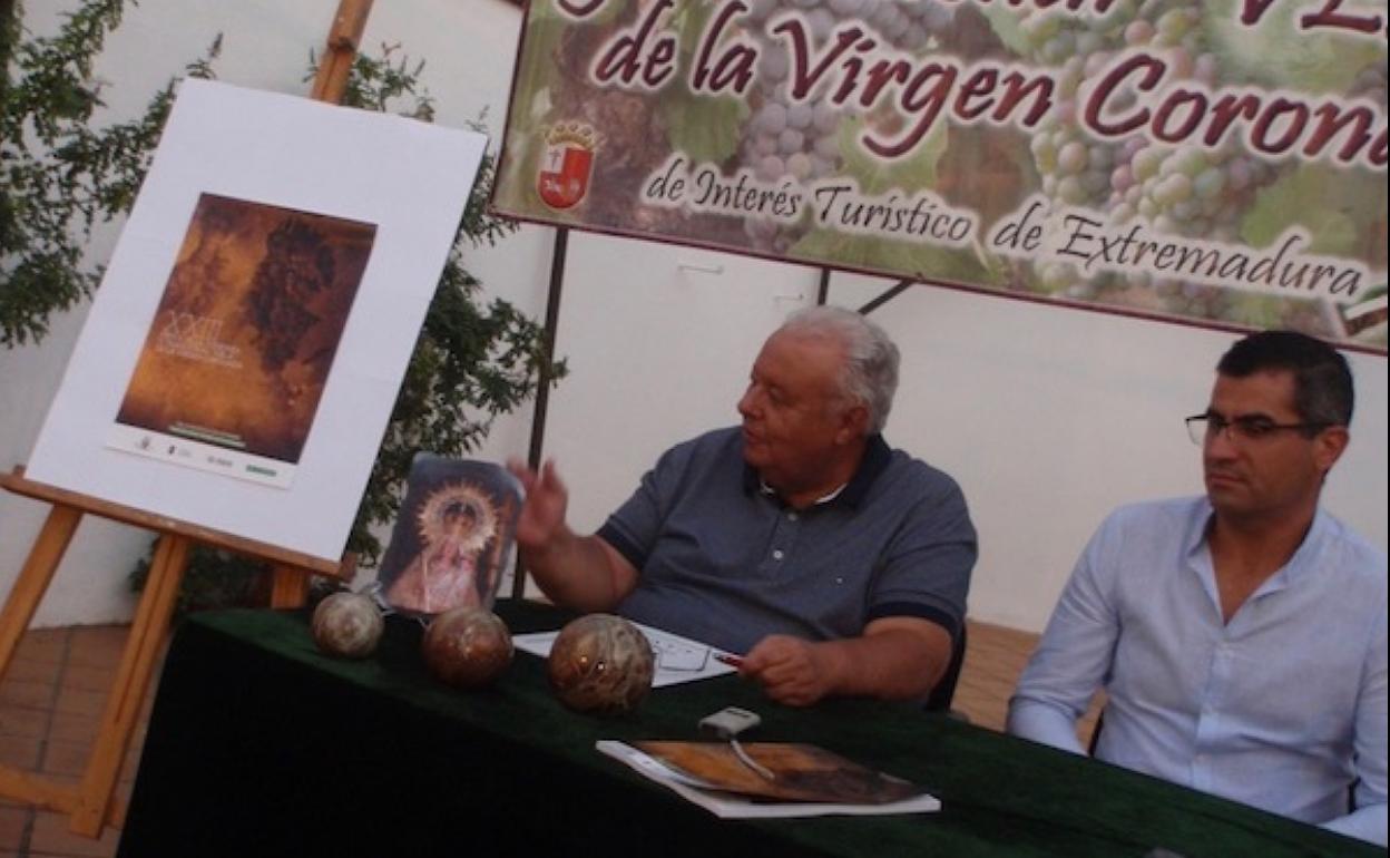 El alcalde, José Manuel rama, y el presidente de la barriada, manuel pinilla, contemplan el cartel de este año. 