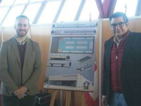 Manolo Piñero, primer teniente de Alcalde y el concejal de Comercio, José Manuel Blanco, posan junto al proyecto
