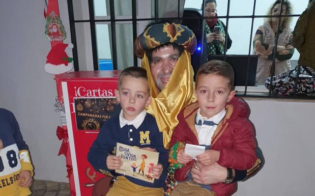 Dos pequeños mientras entregaban sus cartas al Paje Real 