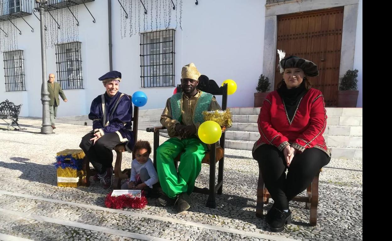 Los Pajes Reales recogieron las cartas con los deseos de los niños villafranqueses para llevárselos a los niños senegaleses