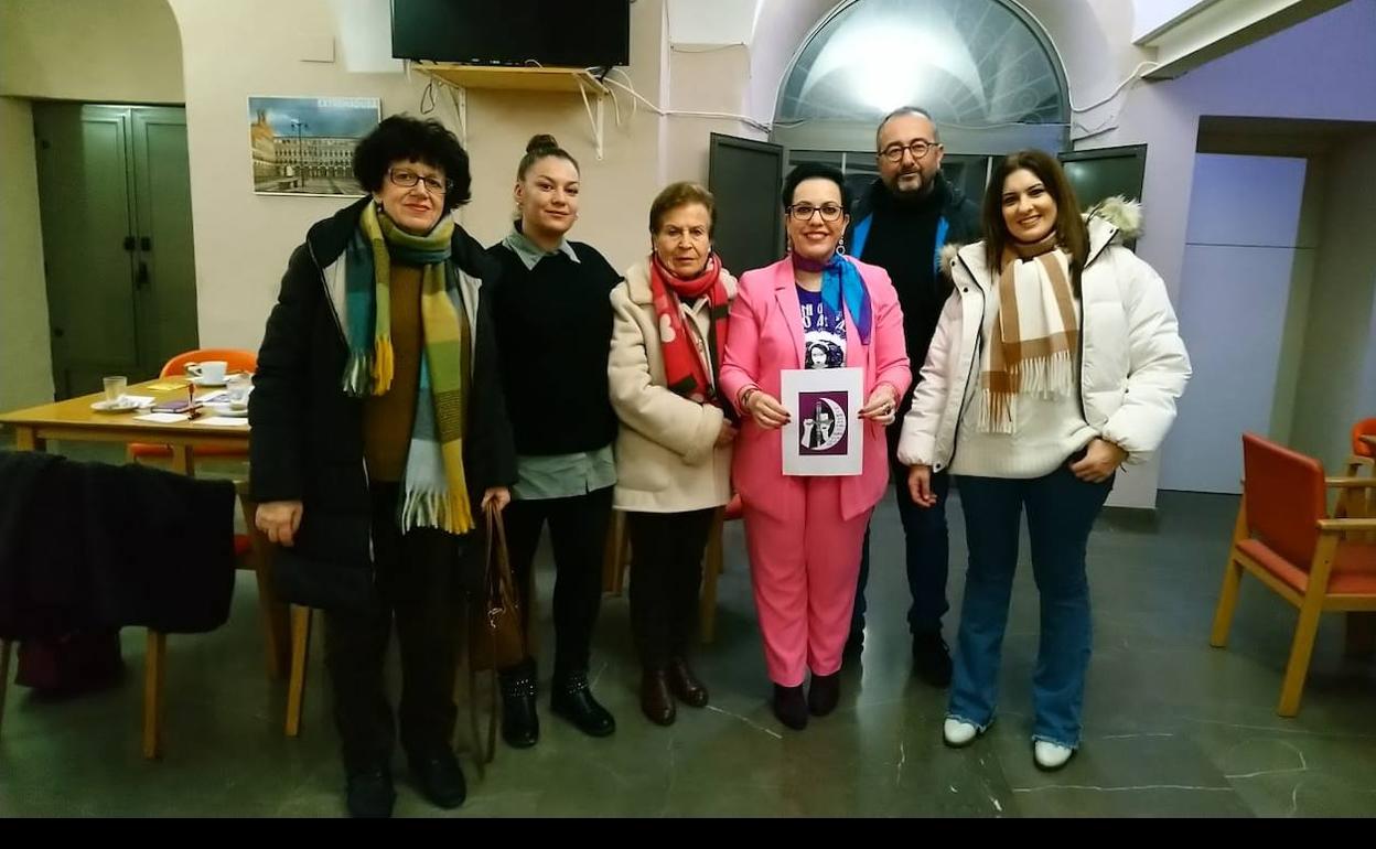 El diseño feminista de Esther Martín será la imagen de las próximas camisetas de la asociación de Mujeres 'María Flores'