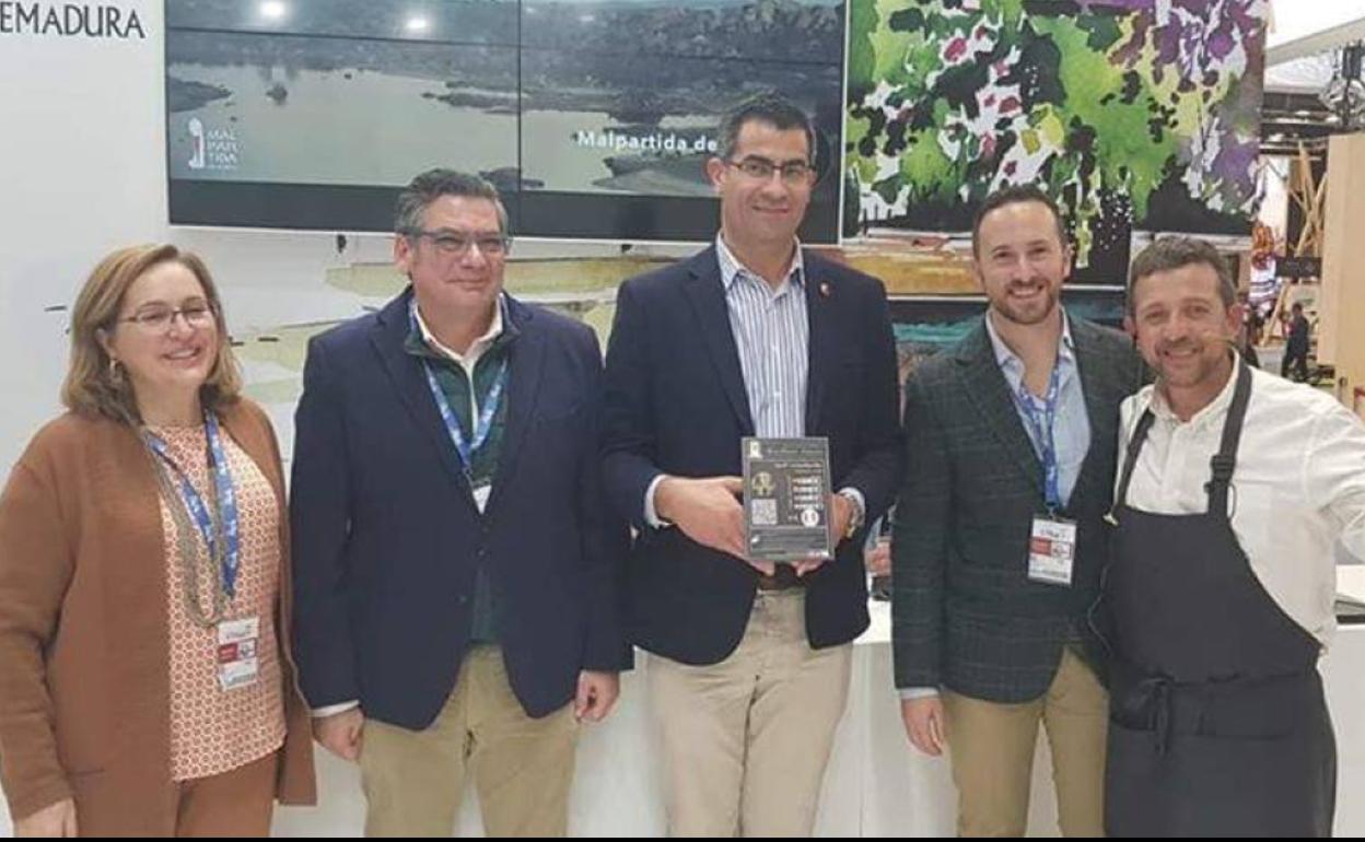 La corporación municipal junto al cocinero Antonio Granero en FITUR