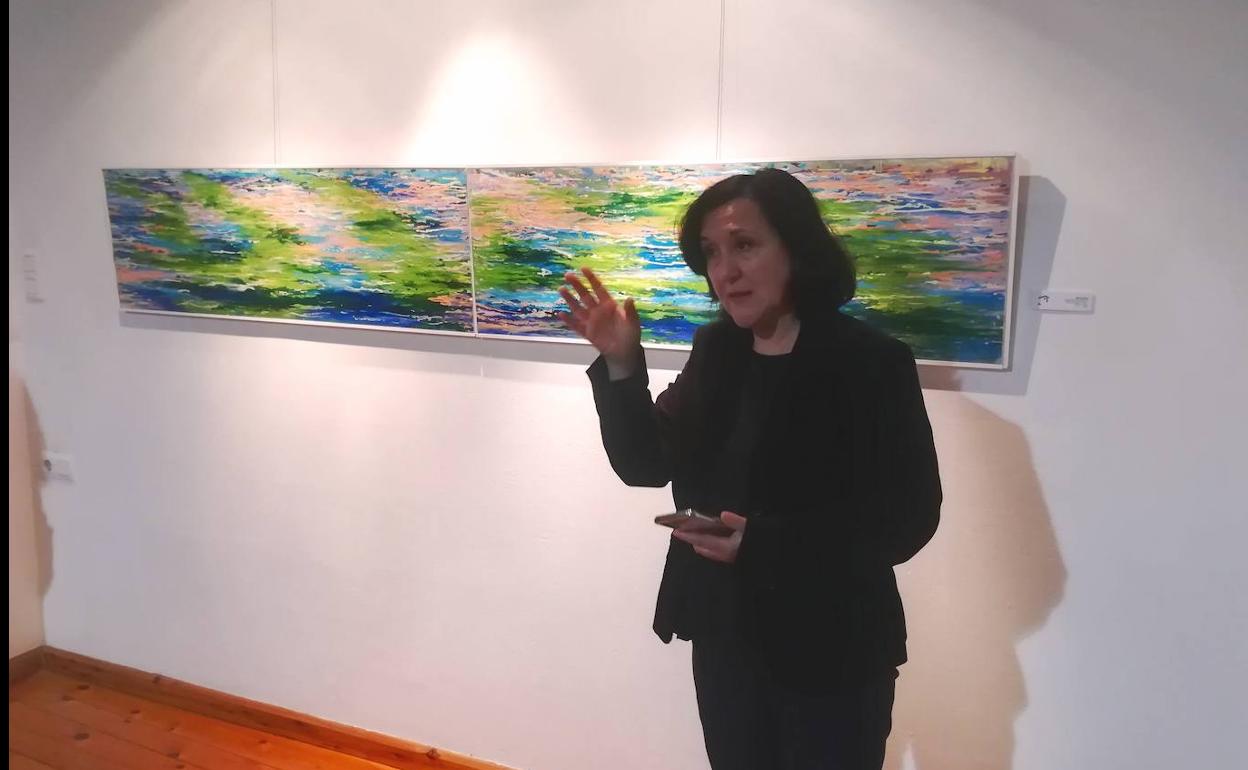 Sueiras sobre la horizontalidad de sus cuadros: «La idea es que el espectador recorra la pintura»