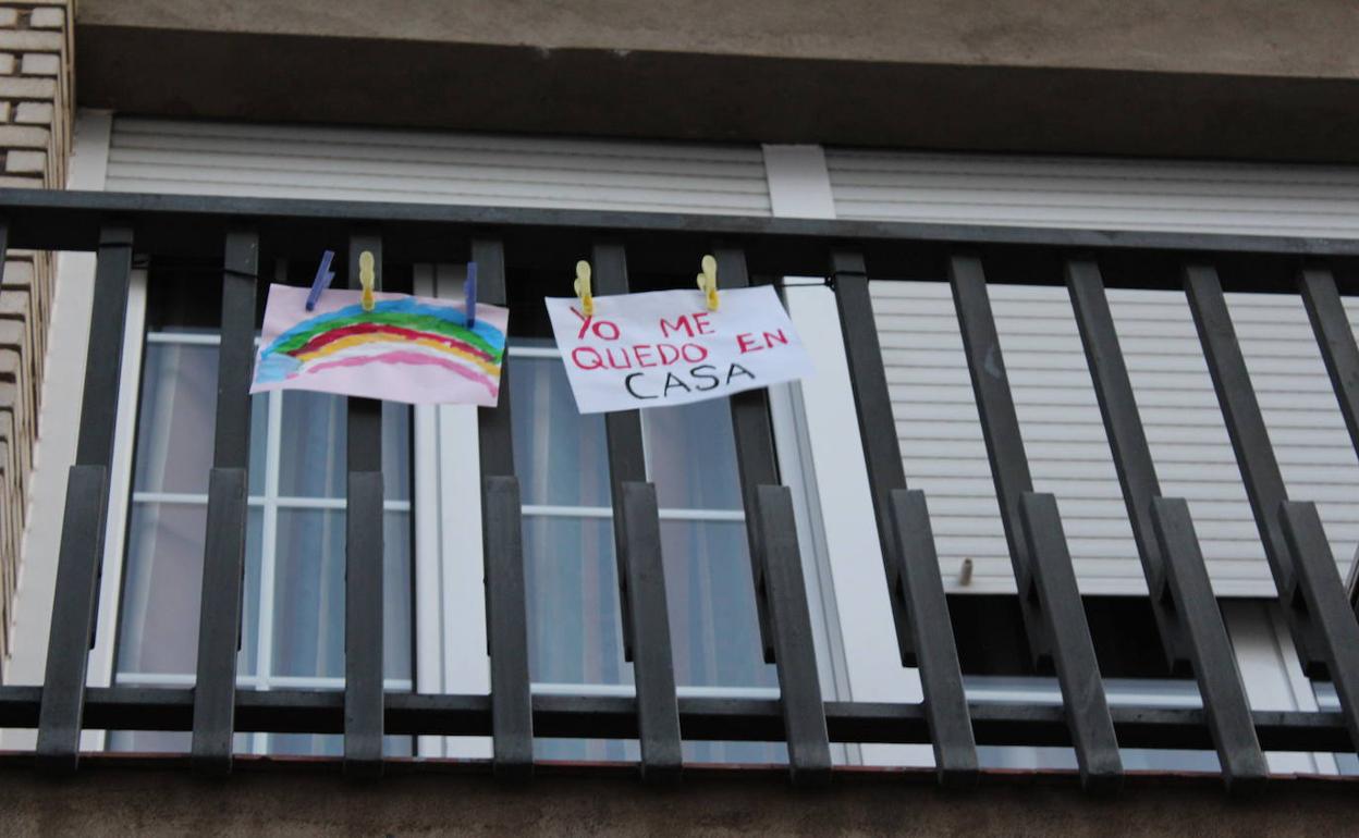 Un balcón de Villafranca con mensaje de concienciación muy alegre