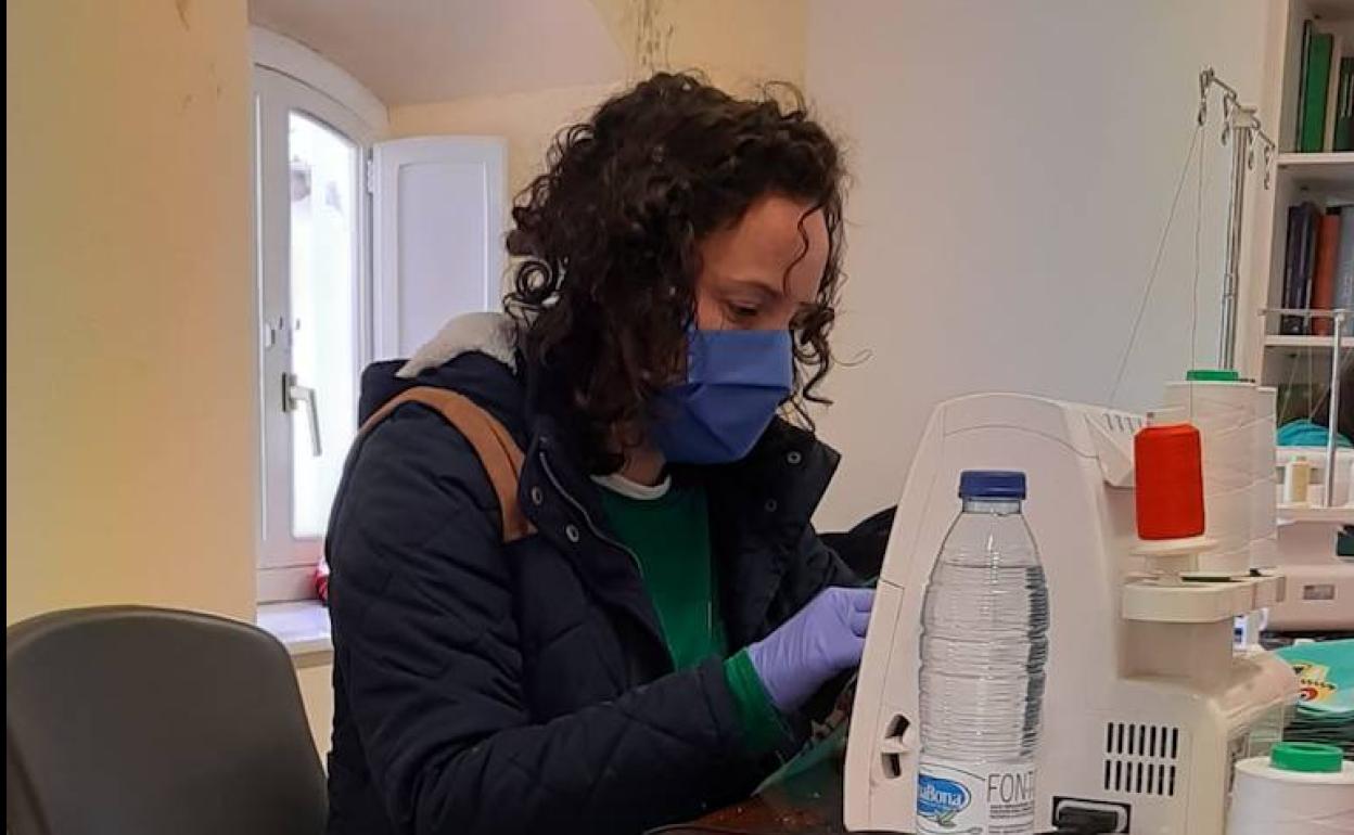 Cerca de 100 costureras voluntarias confeccionan miles de mascarillas en Villafranca