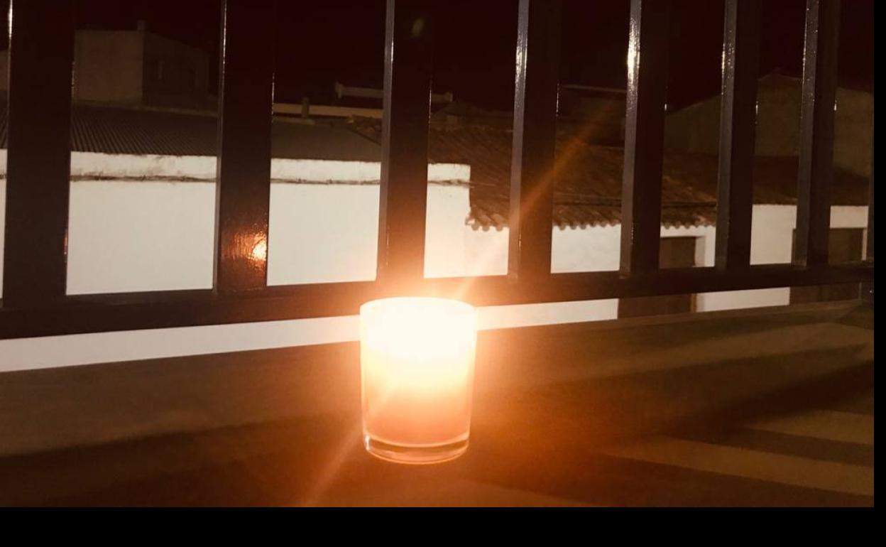 La procesión de Dolores se transforma en un encuentro vecinal con encendido de velas