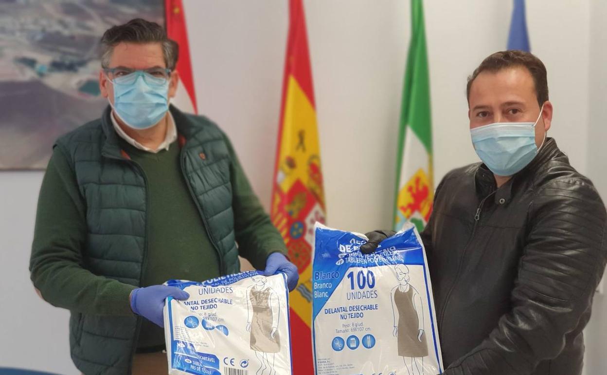 Raúl Durán dona 800 delantales desechables para la lucha contra el Covid-19