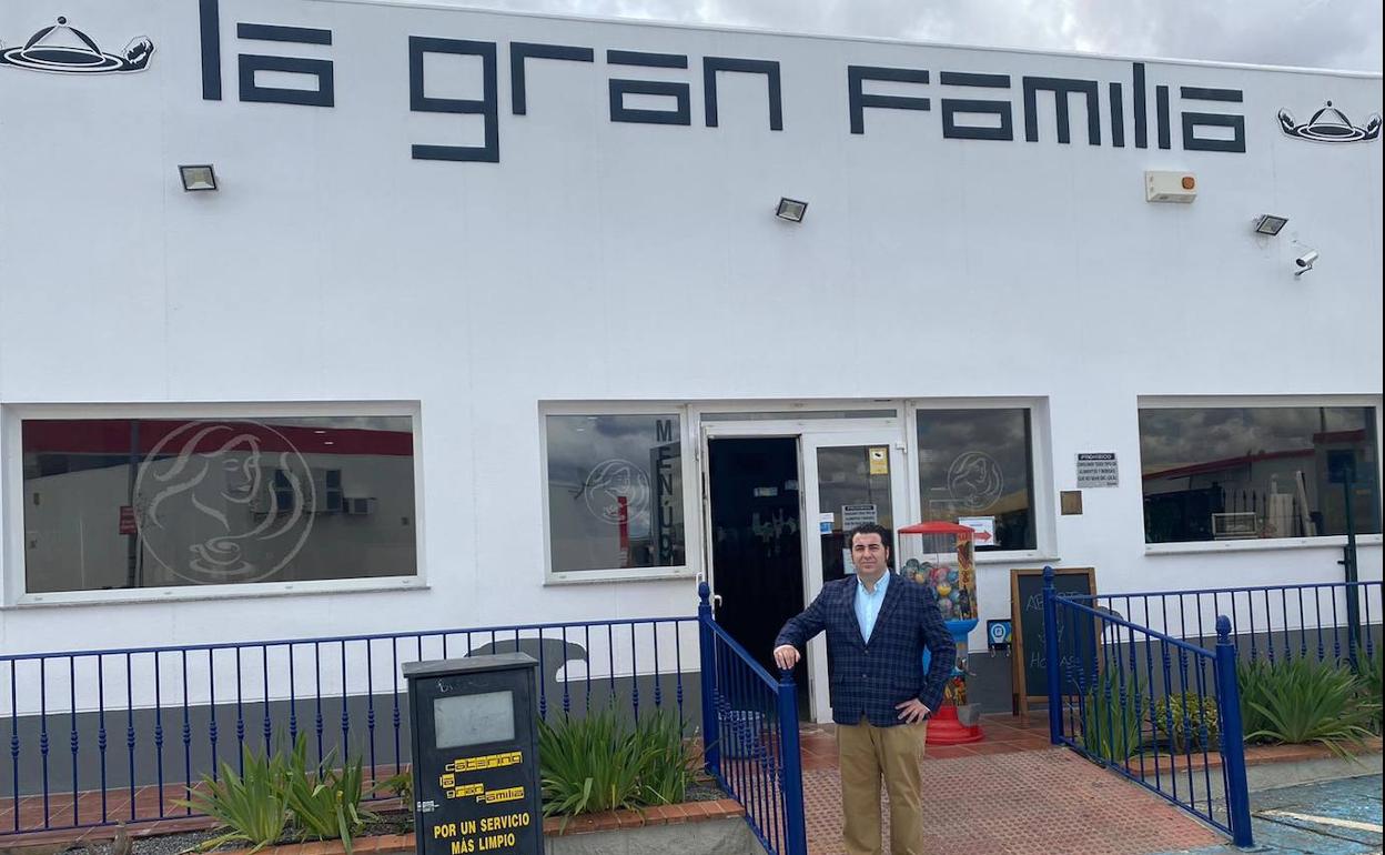 El empresario en la puerta de uno de sus negocios 