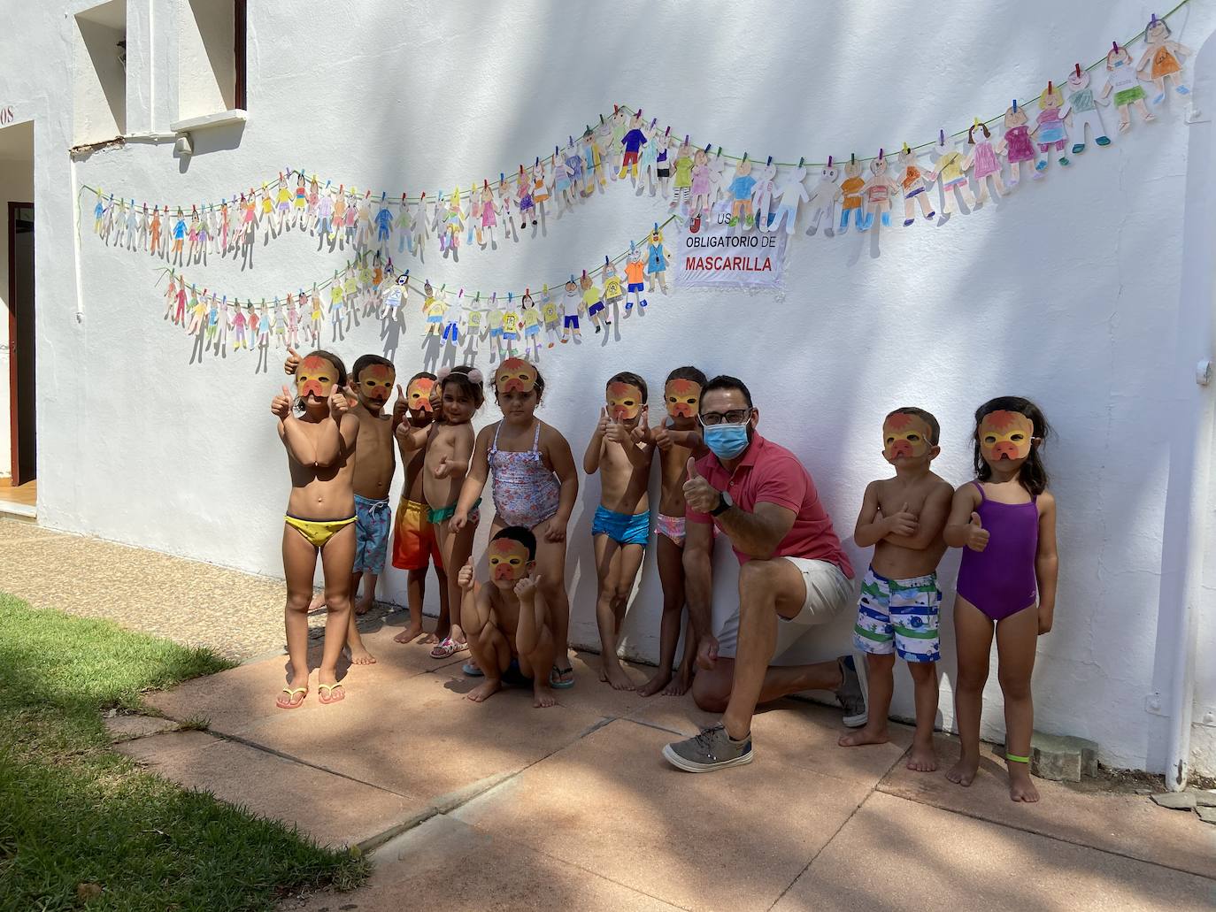 Los más pequeños de la Escuela posan delante de su miniatura 