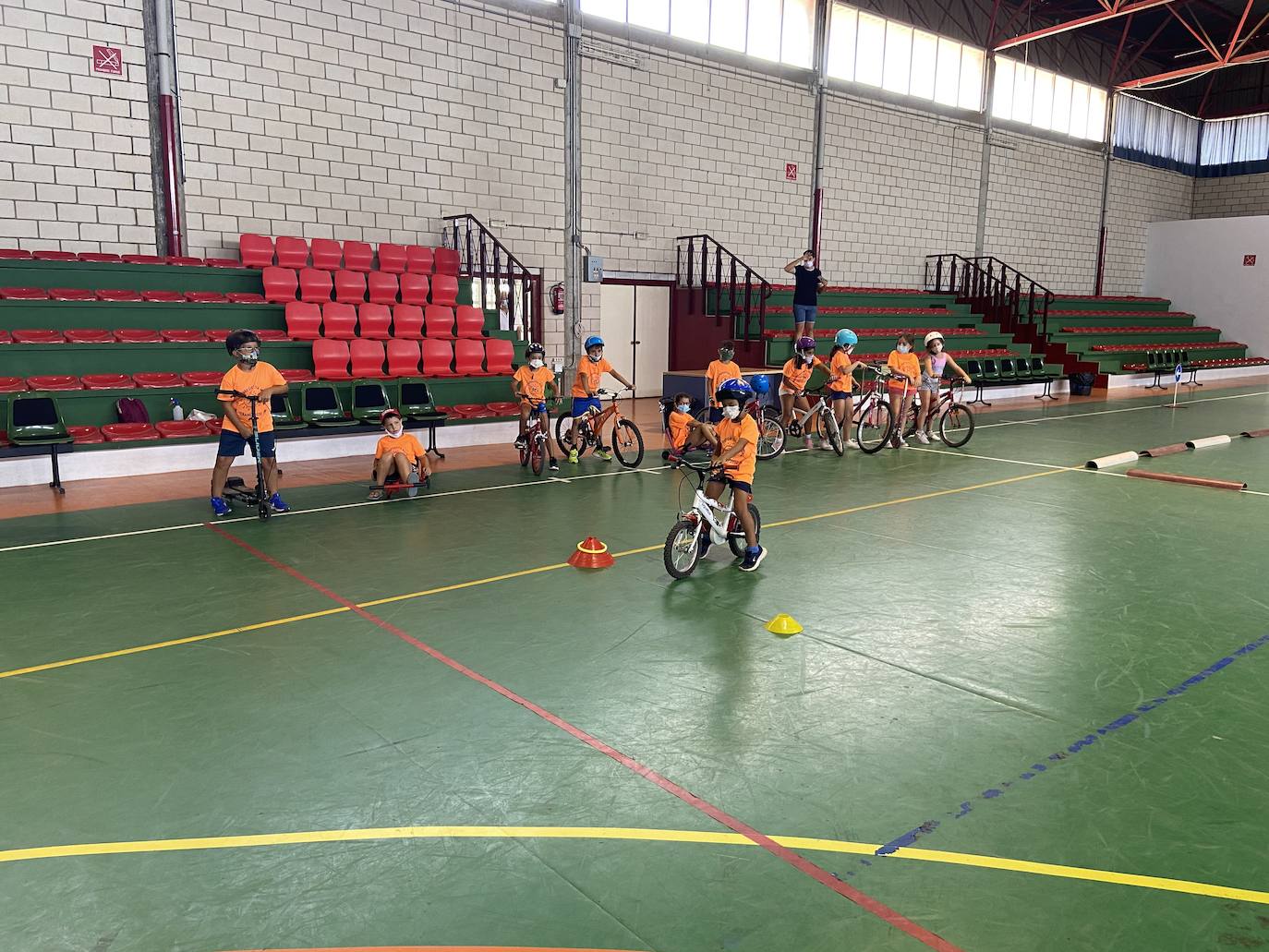 Los más pequeños de la Escuela posan delante de su miniatura 