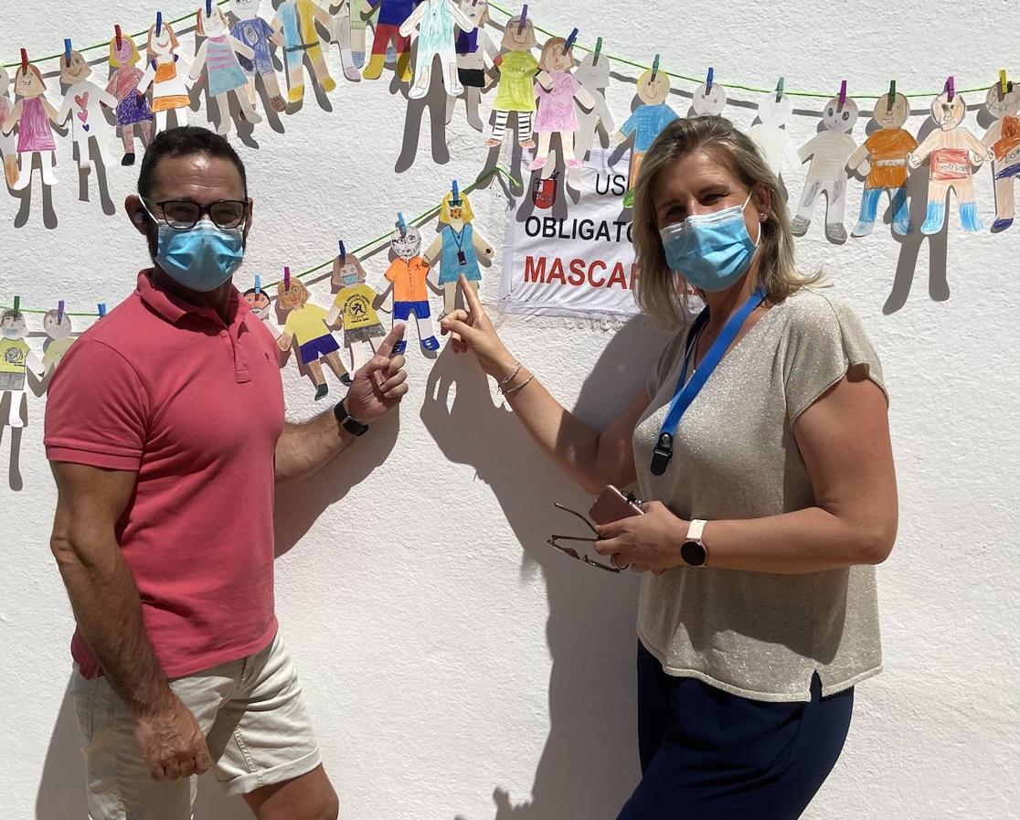 Los más pequeños de la Escuela posan delante de su miniatura 