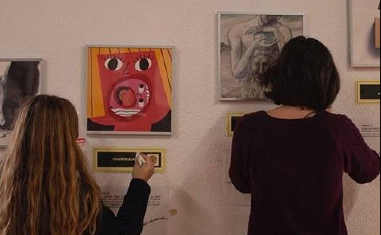 La asociación ElCanal propone la exposición «Creadores valencianos por los derechos humanos» en la cafetería de la Casa de Cultura