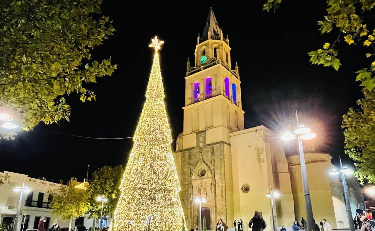 Árbol luminoso en la plaza del Corazón de María