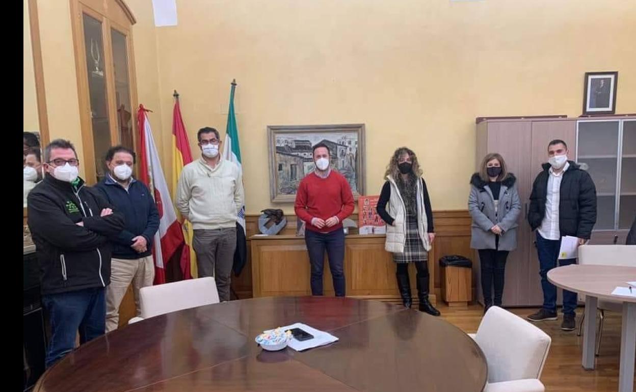 El alcalde y el concejal de Comercio junto a representantes del tejido comercial y empresarial 