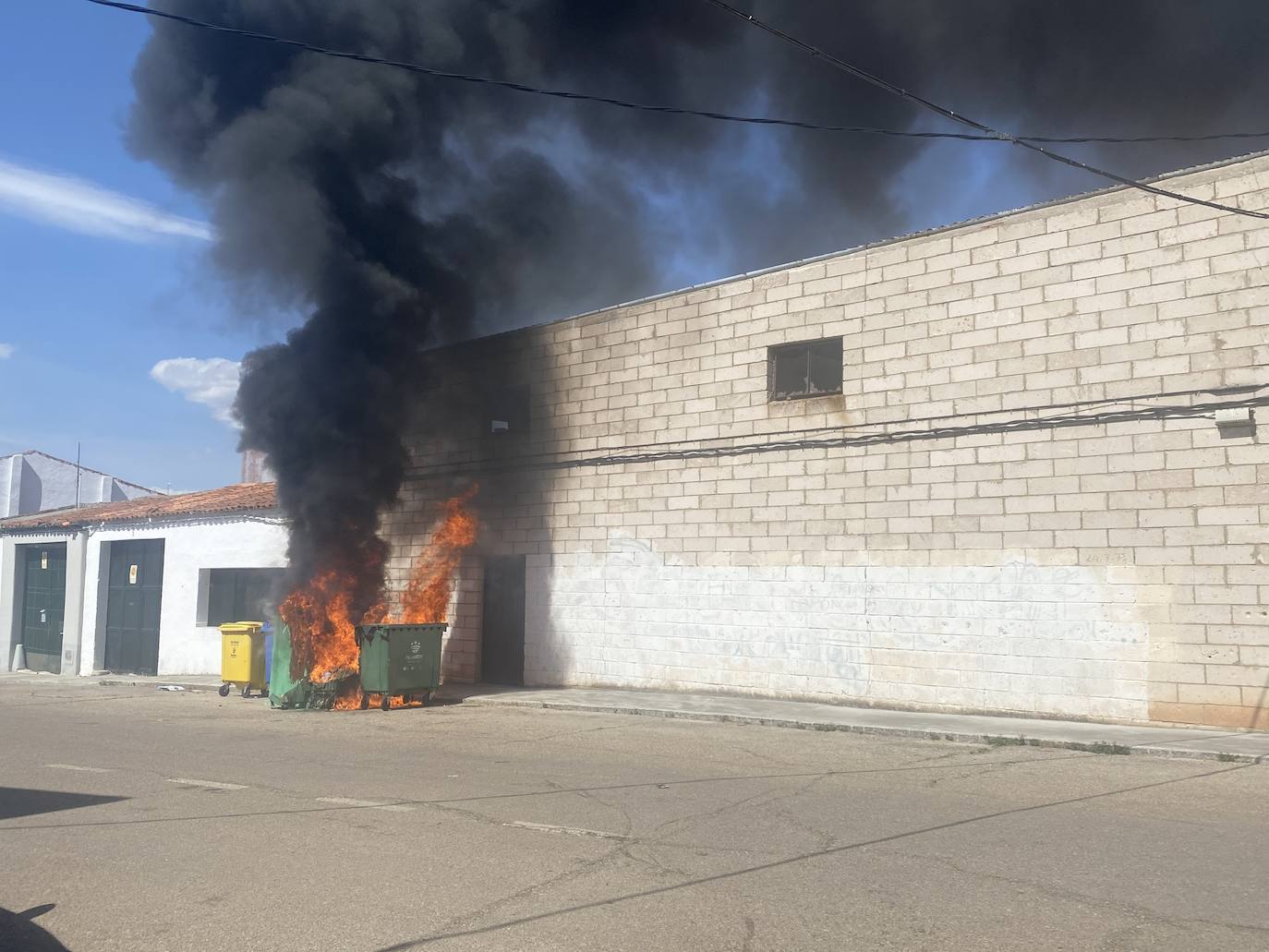 Fotos: Arden varios contenedores en la Rodela de Villafranca de los Barros