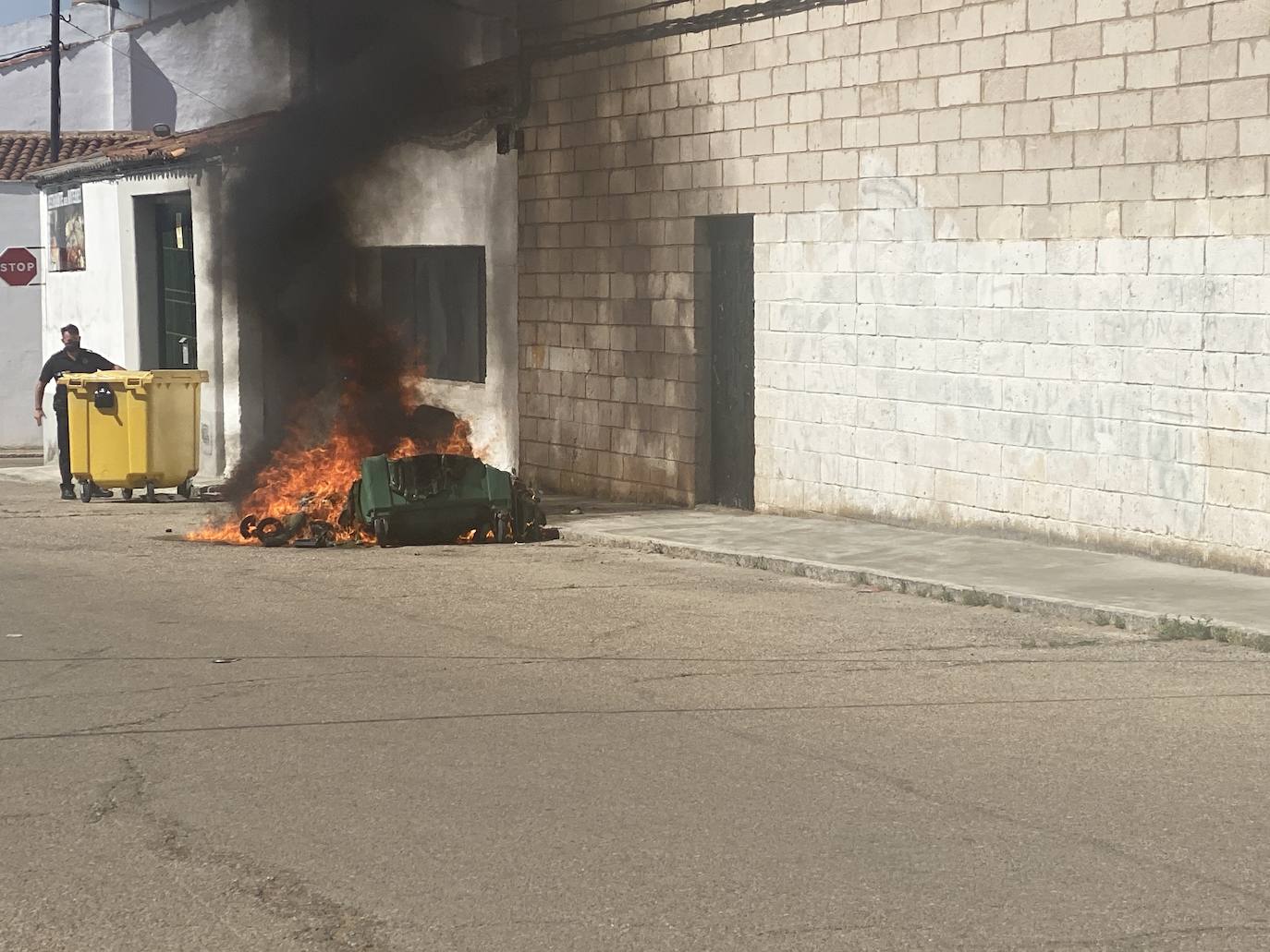 Fotos: Arden varios contenedores en la Rodela de Villafranca de los Barros