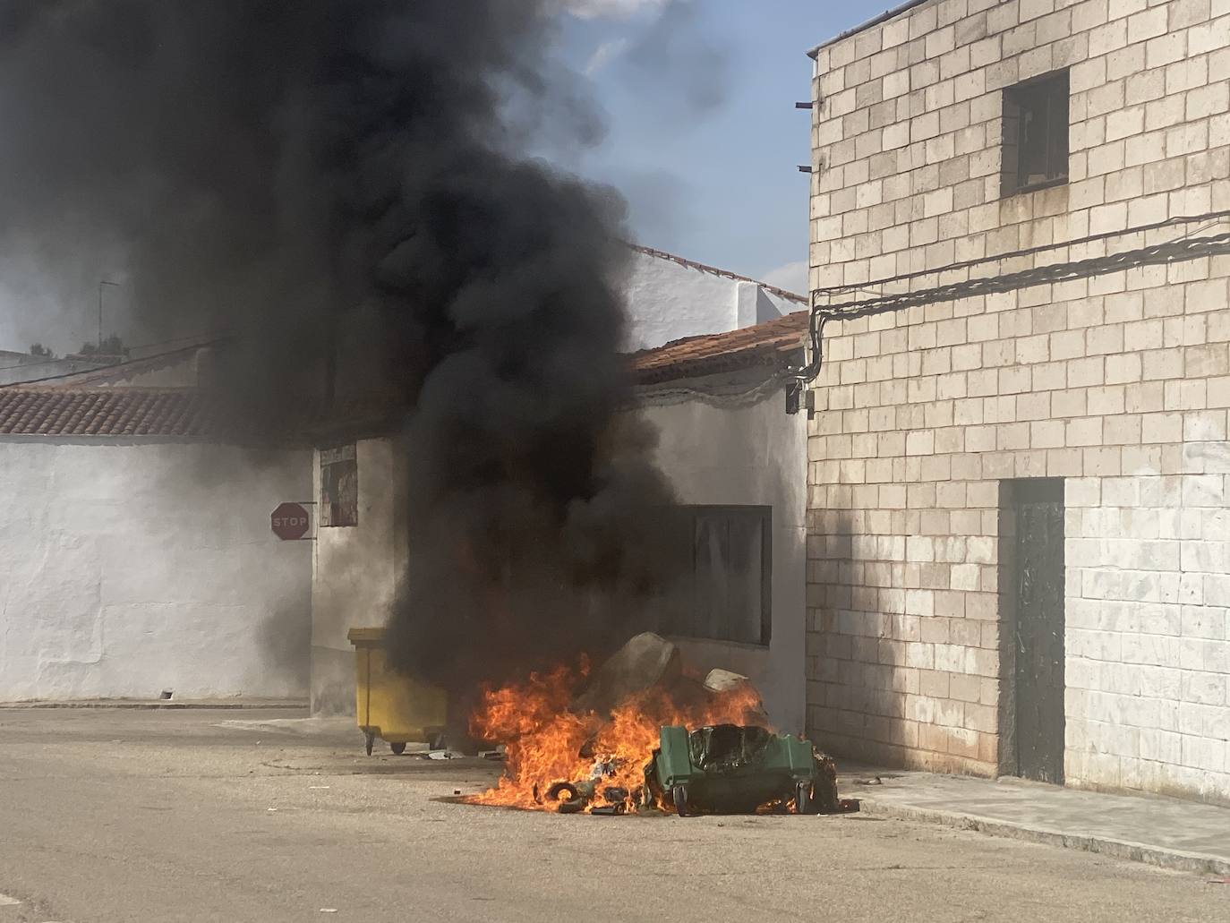 Fotos: Arden varios contenedores en la Rodela de Villafranca de los Barros