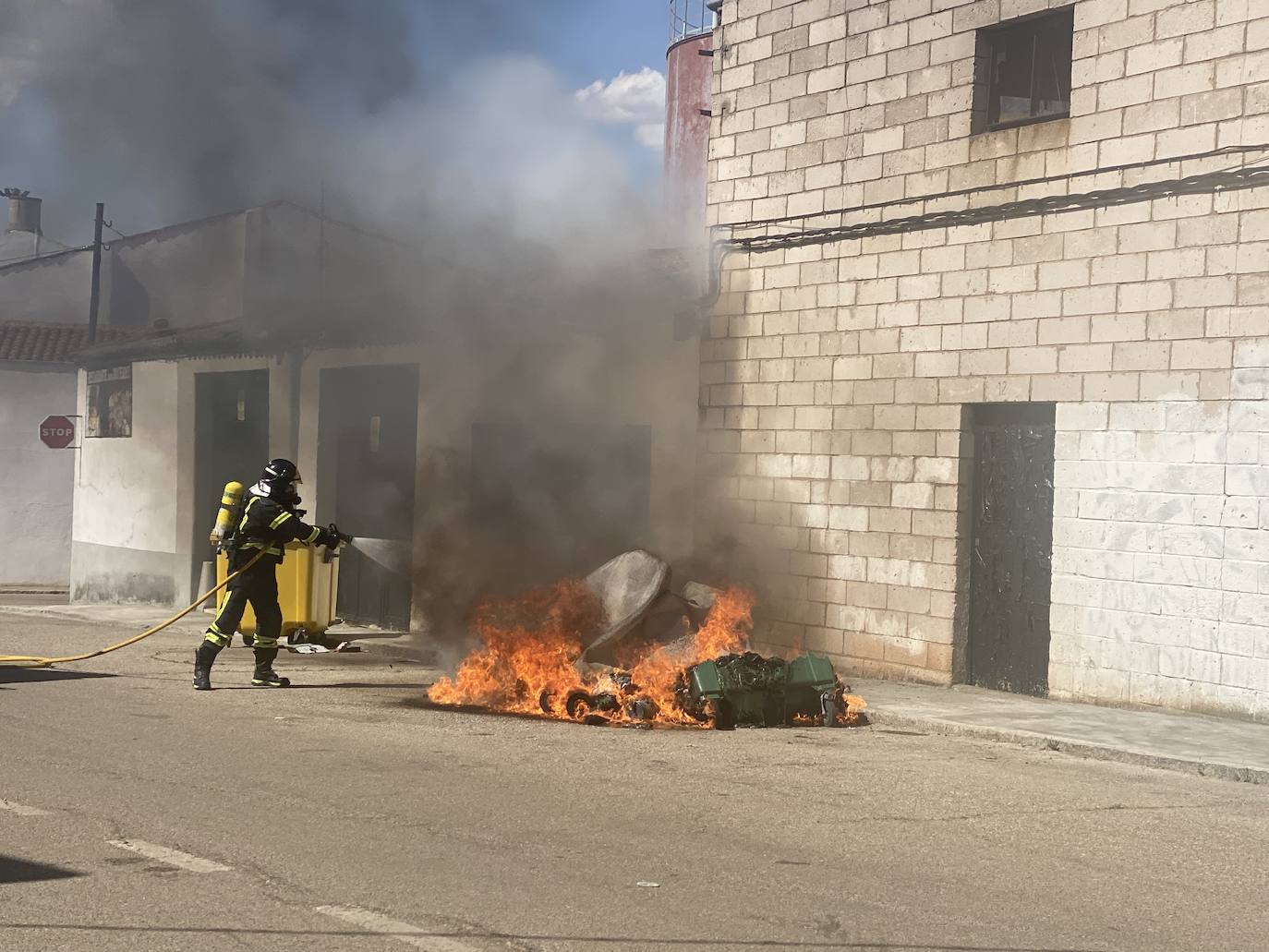 Fotos: Arden varios contenedores en la Rodela de Villafranca de los Barros