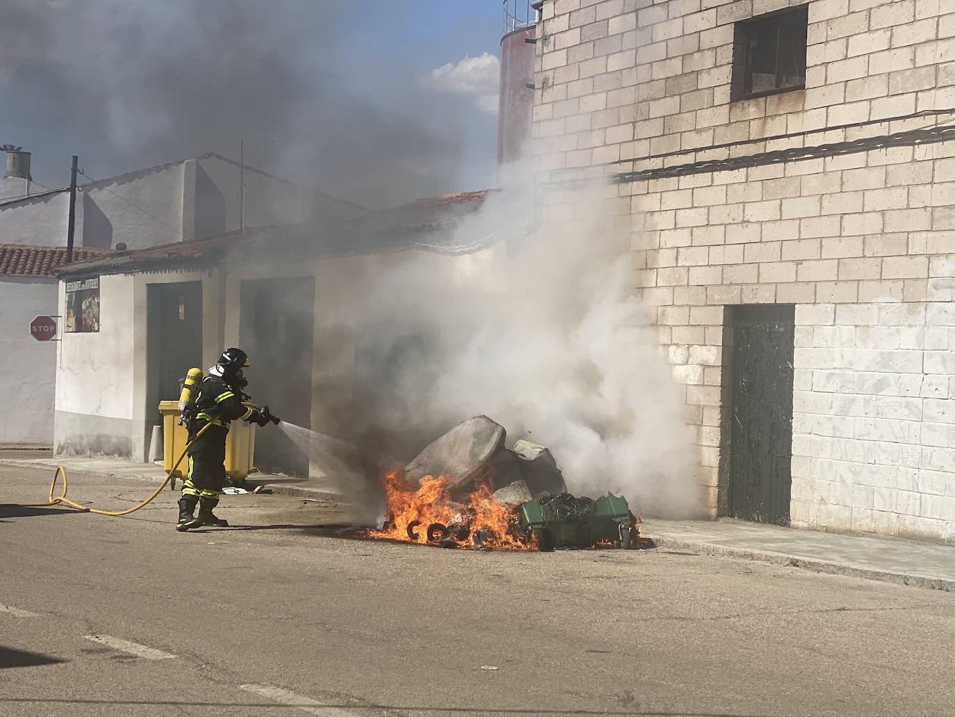 Fotos: Arden varios contenedores en la Rodela de Villafranca de los Barros