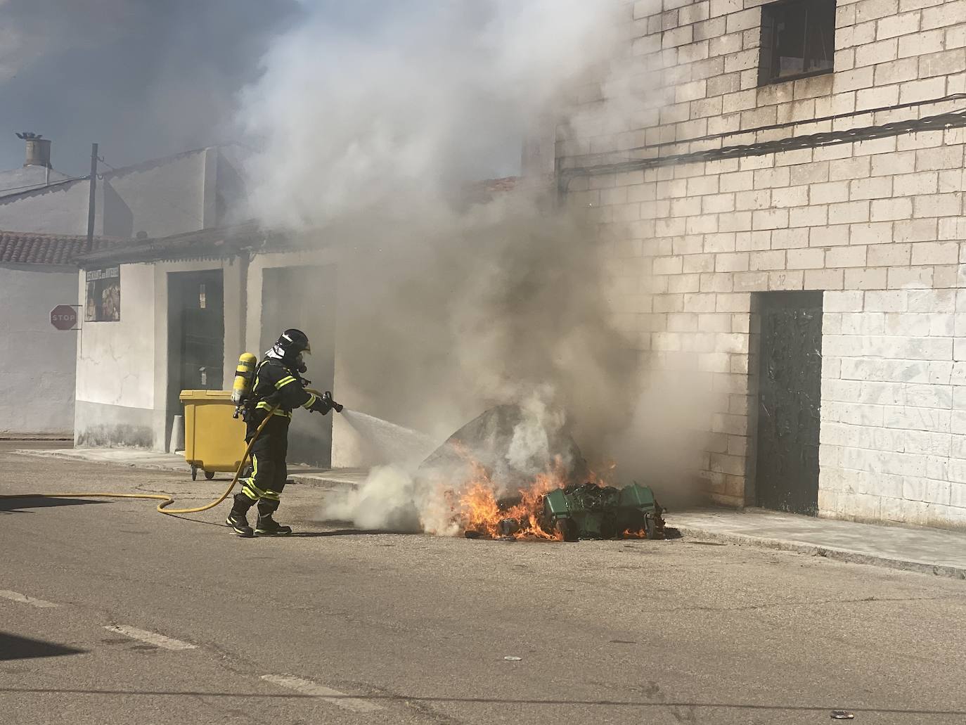 Fotos: Arden varios contenedores en la Rodela de Villafranca de los Barros