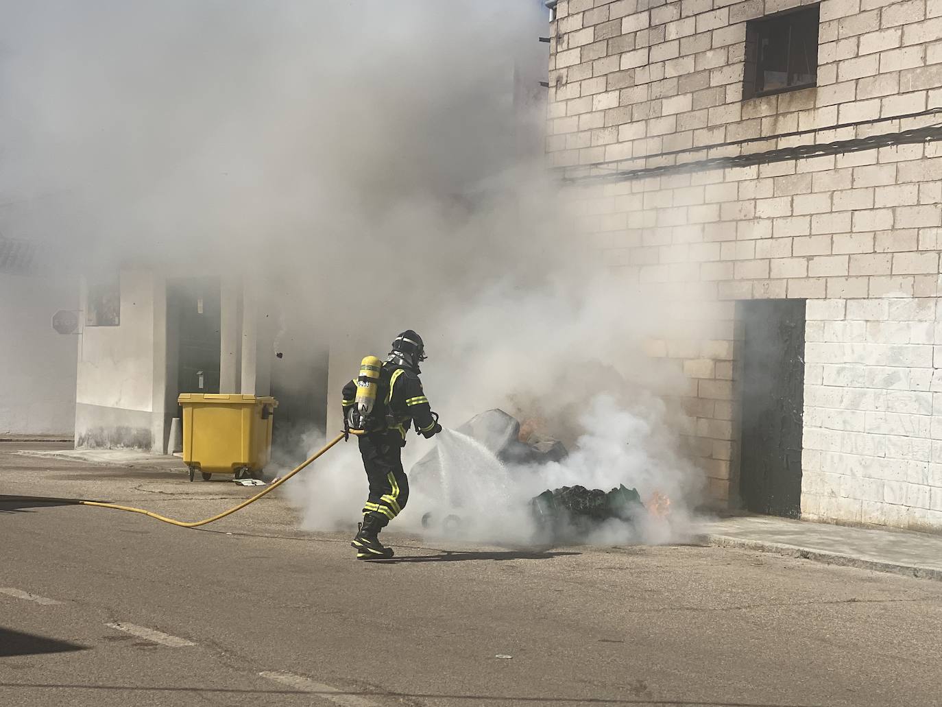 Fotos: Arden varios contenedores en la Rodela de Villafranca de los Barros