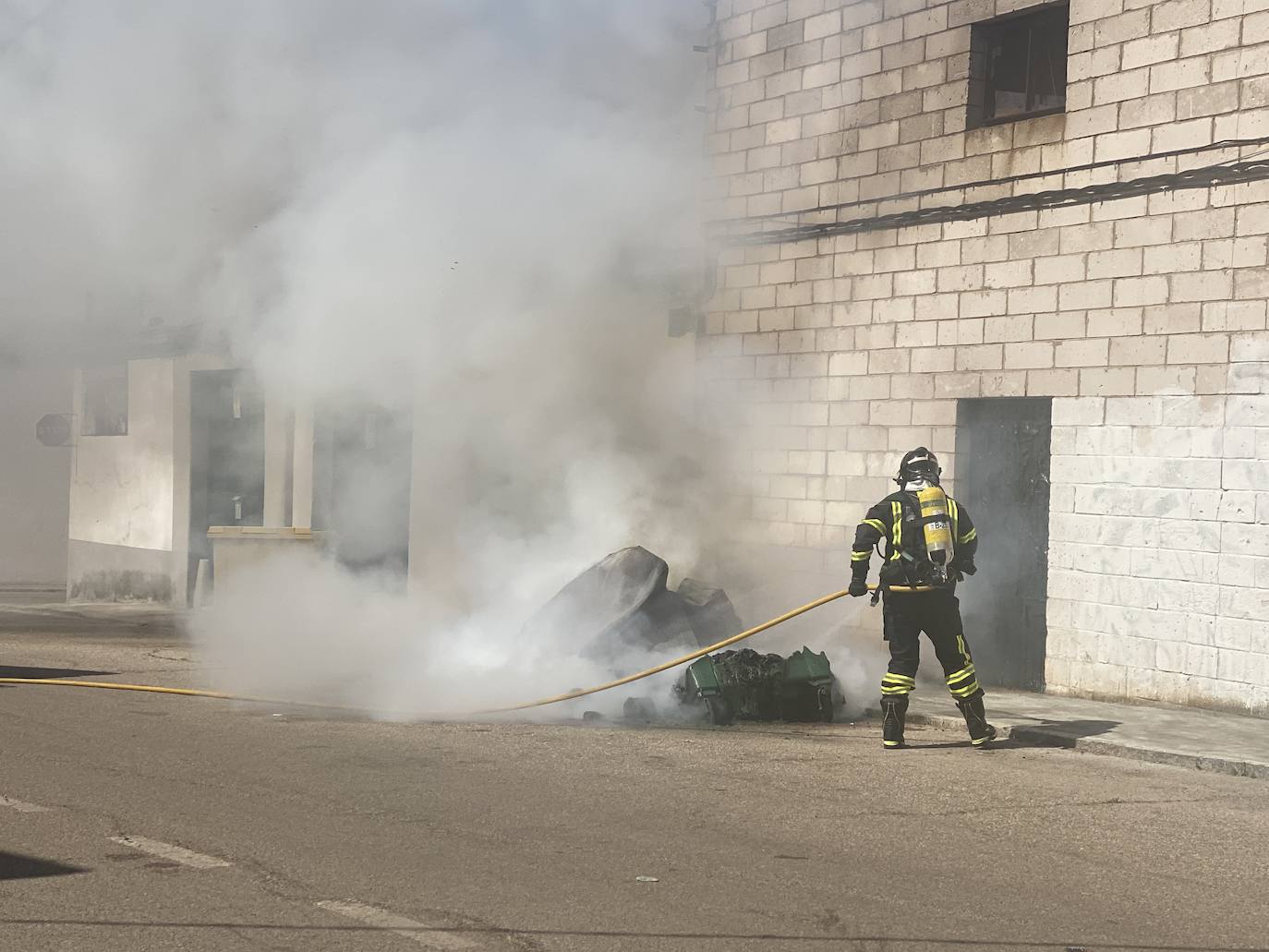 Fotos: Arden varios contenedores en la Rodela de Villafranca de los Barros