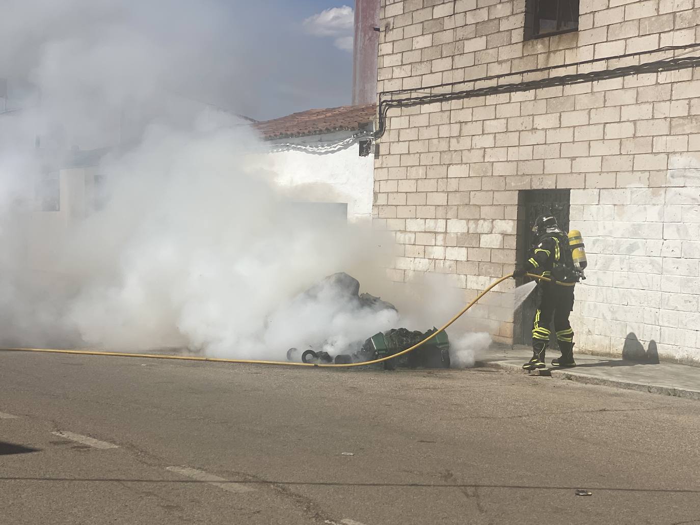 Fotos: Arden varios contenedores en la Rodela de Villafranca de los Barros