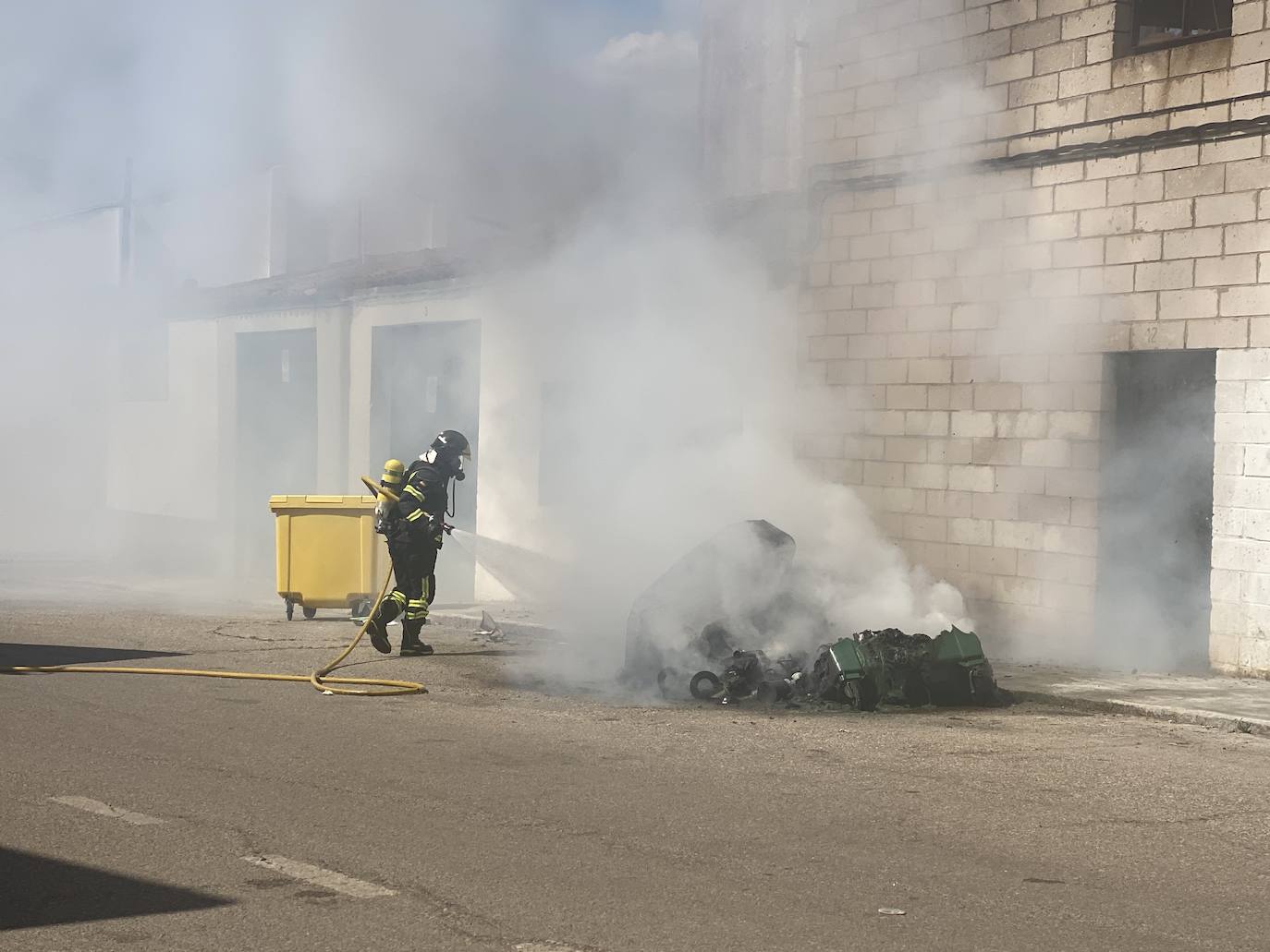 Fotos: Arden varios contenedores en la Rodela de Villafranca de los Barros