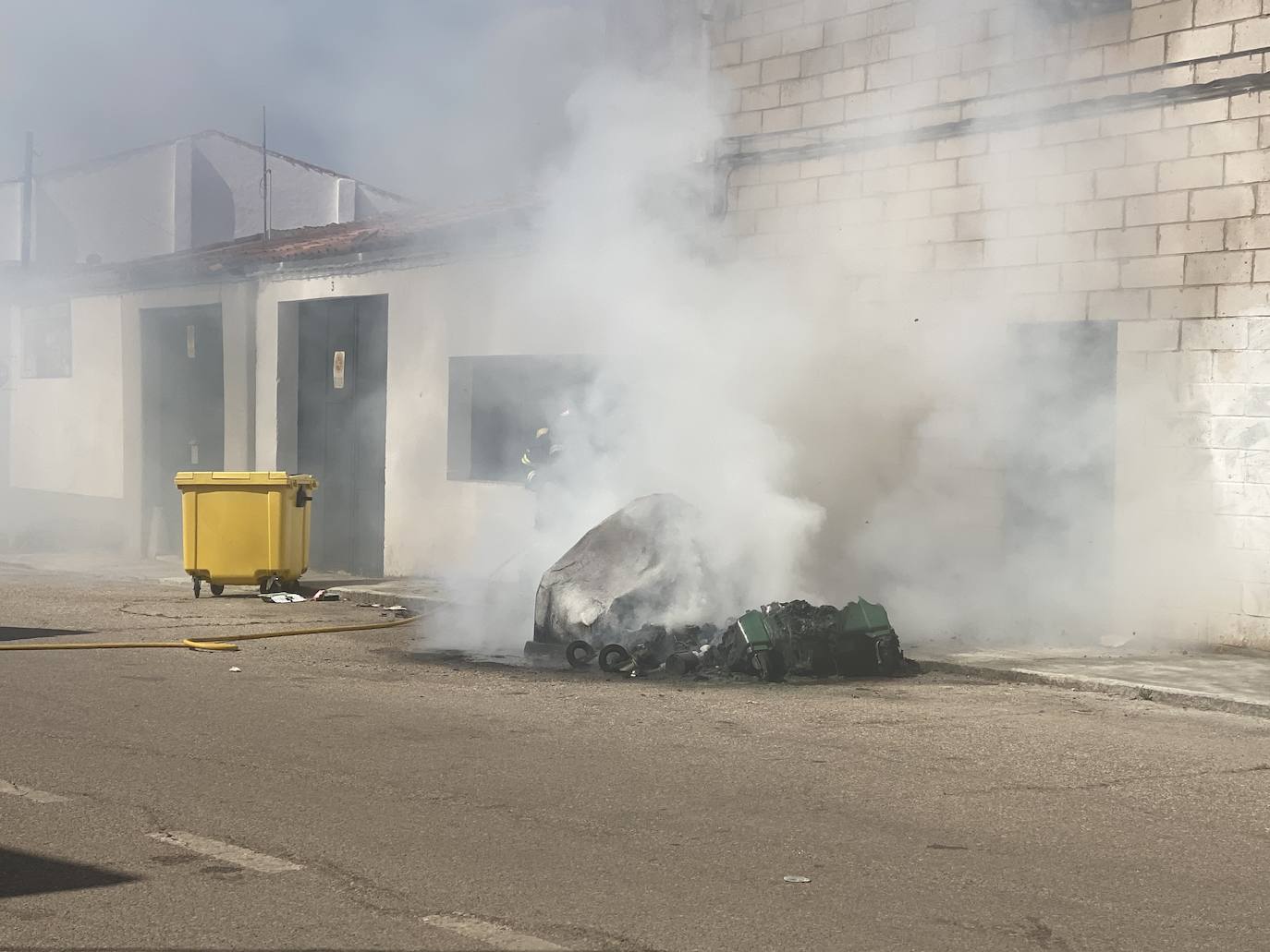 Fotos: Arden varios contenedores en la Rodela de Villafranca de los Barros