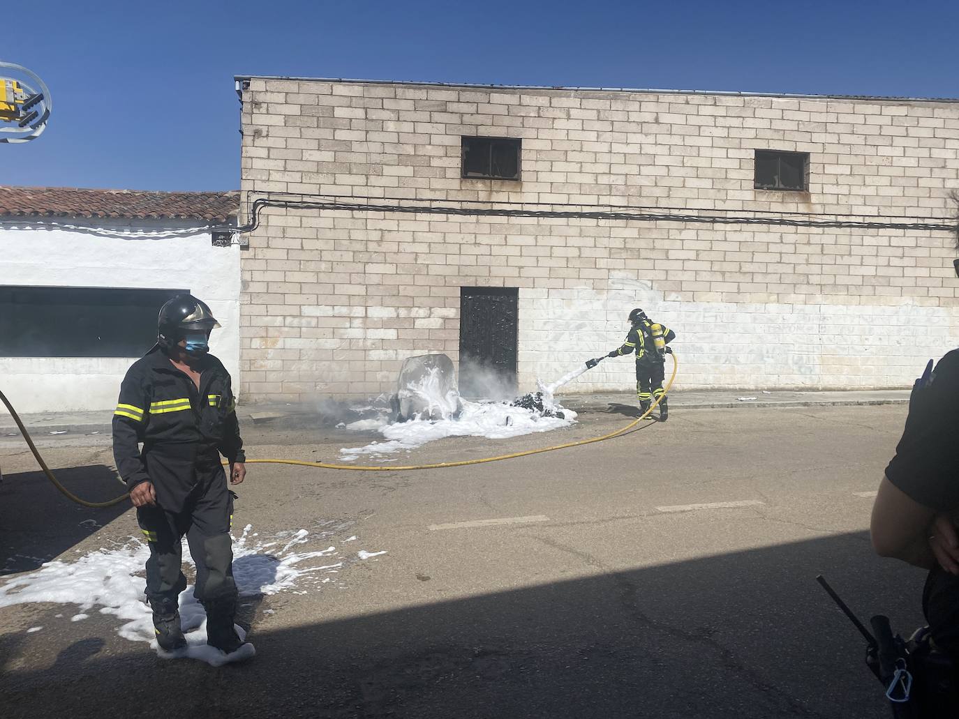 Fotos: Arden varios contenedores en la Rodela de Villafranca de los Barros
