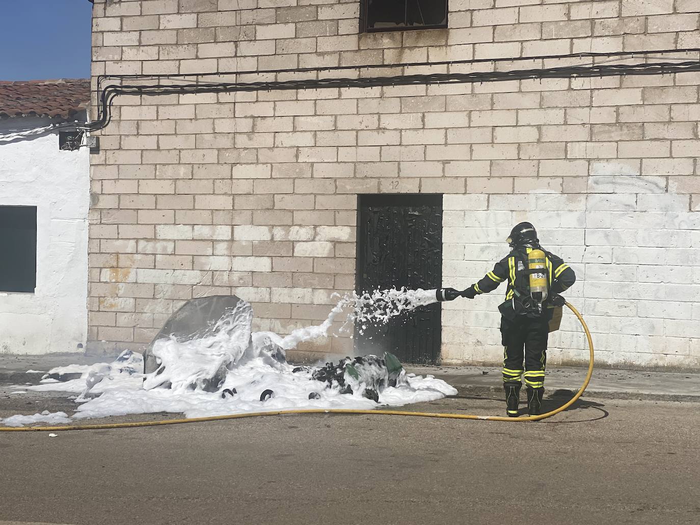Fotos: Arden varios contenedores en la Rodela de Villafranca de los Barros