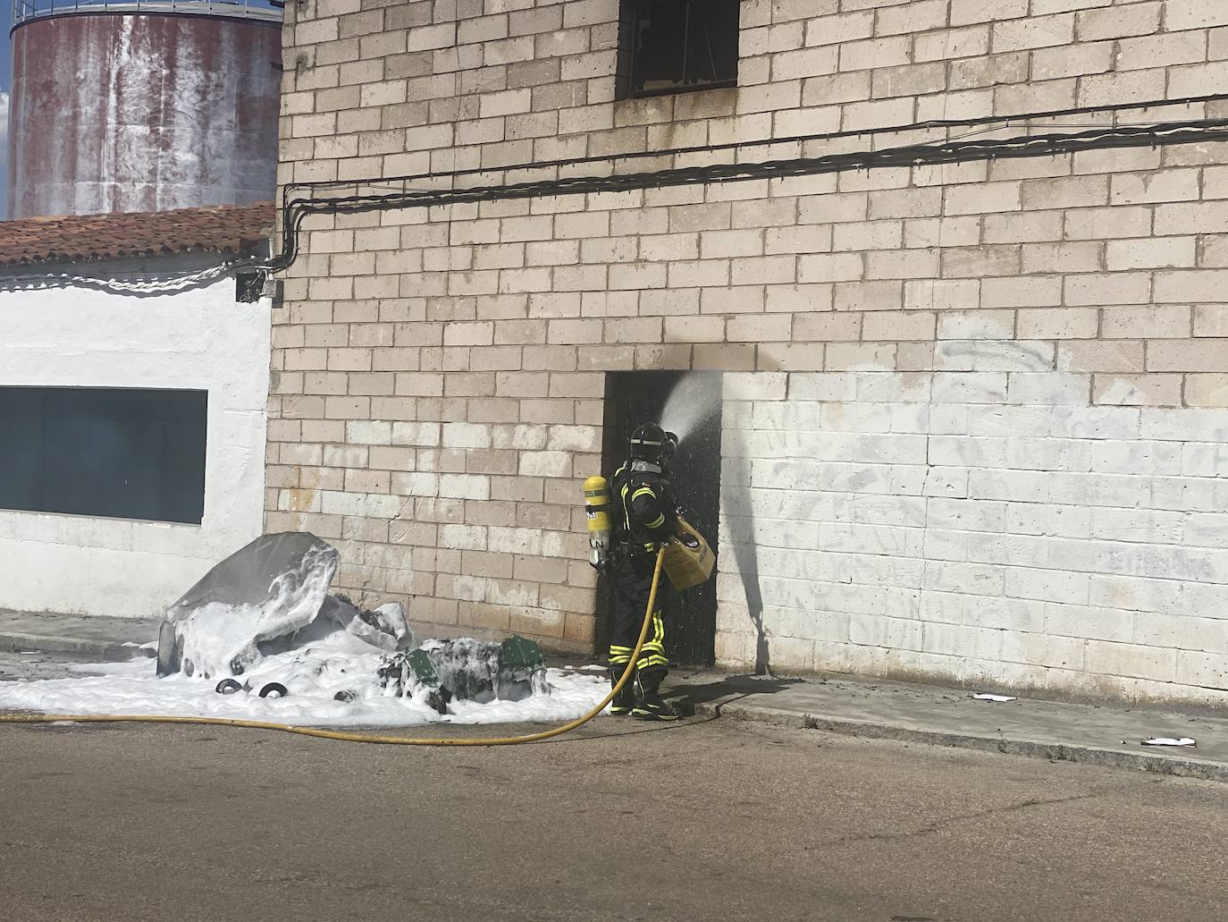 Fotos: Arden varios contenedores en la Rodela de Villafranca de los Barros